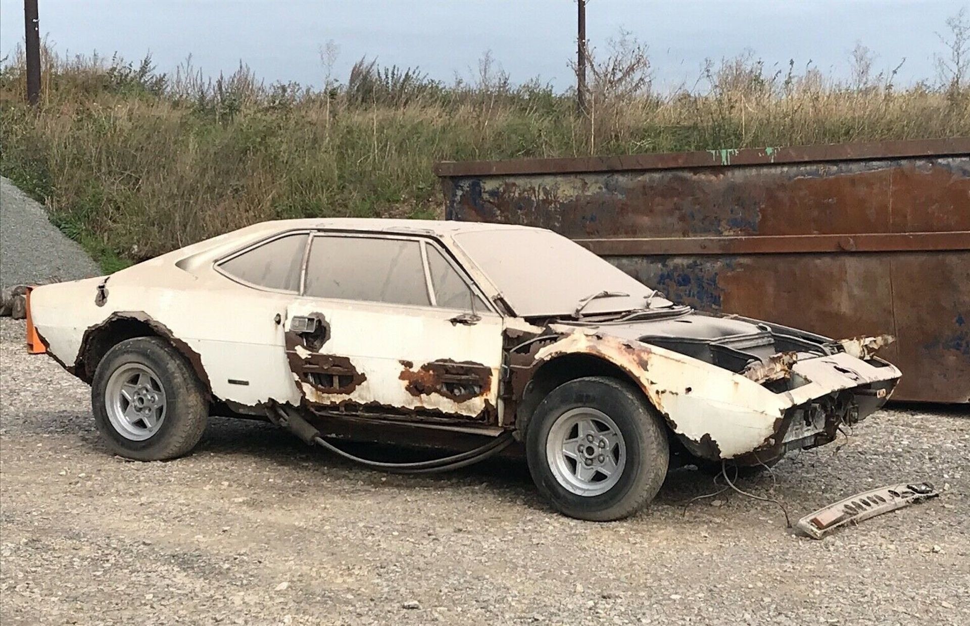Ferrari 308 GT4: le immagini di un esemplare arrugginito