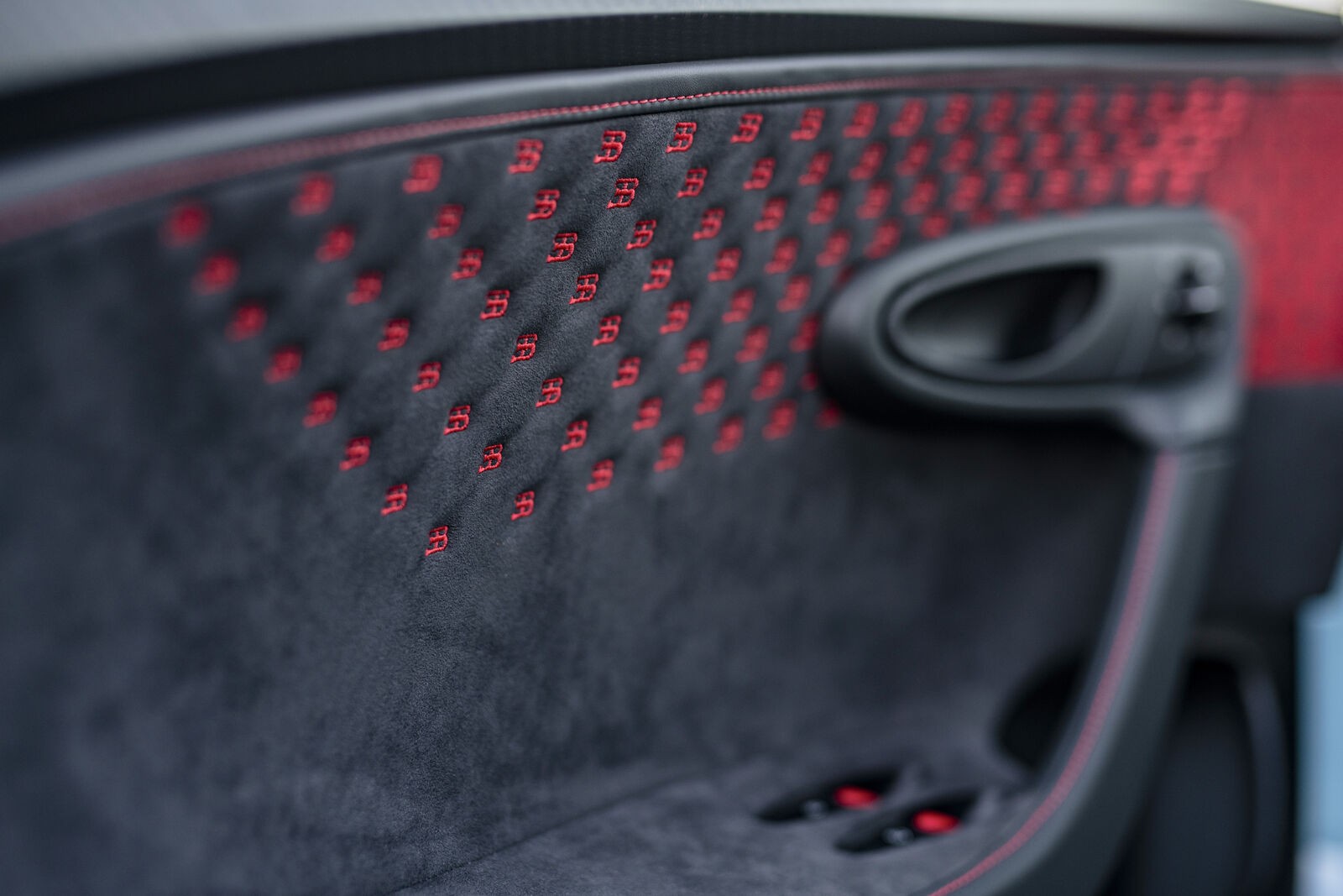 Bugatti Chiron Pur Sport "Sur Mesure": le immagini