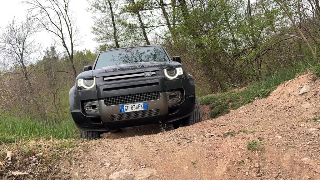 Land Rover Defender P400e: la prova