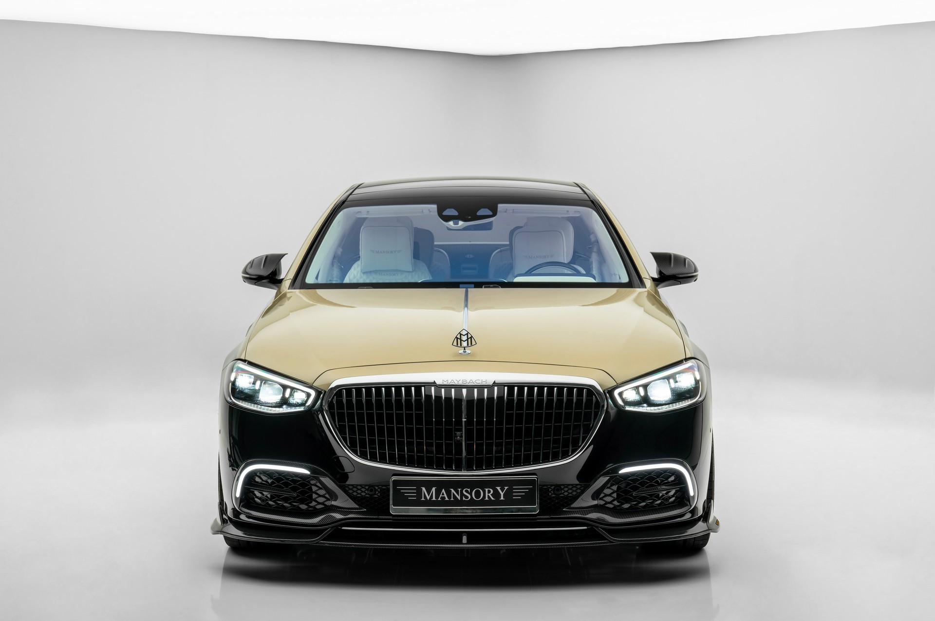 Con novità estetiche, esterne e interne, e upgrade meccanici per l V8 e il V12 l'ammiraglia di lusso tedesca diventa ancora più esclusiva.