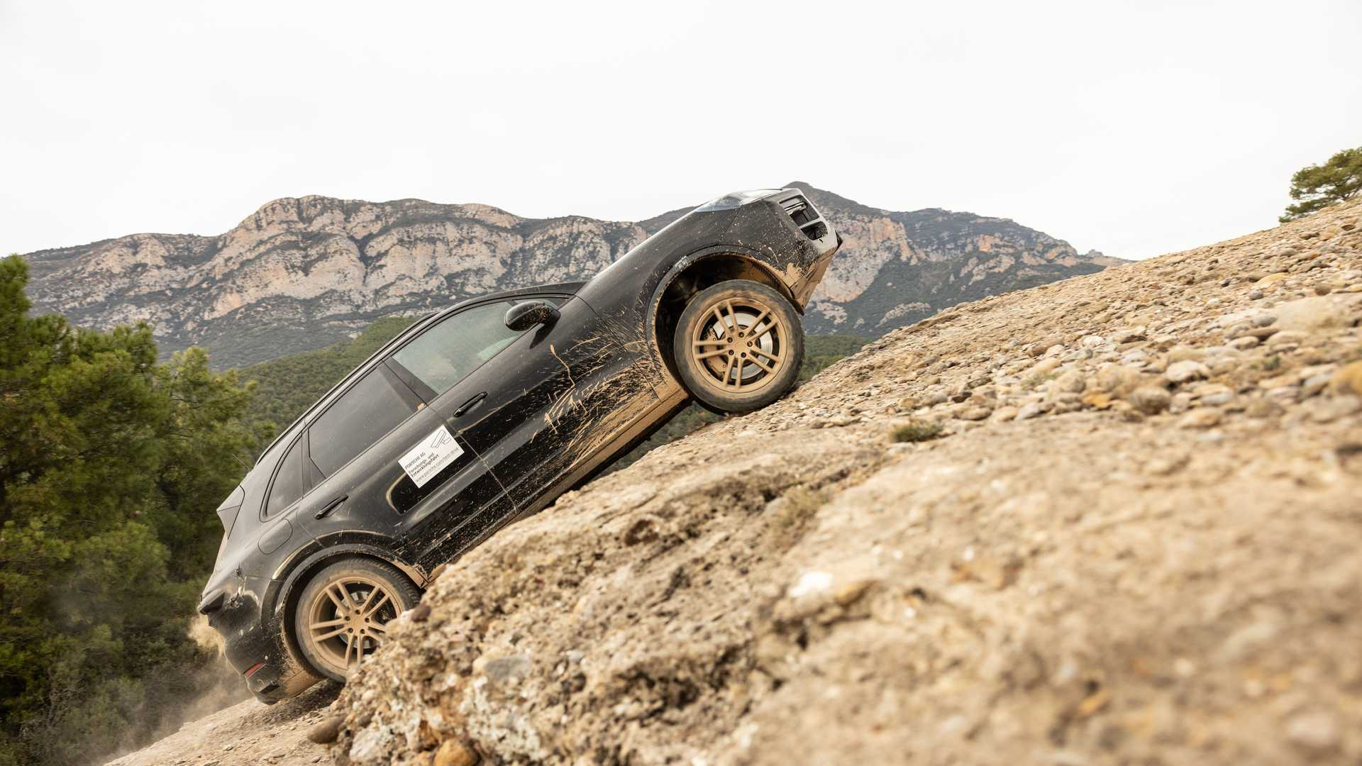 La Porsche Cayenne 2023 durante i test su strada